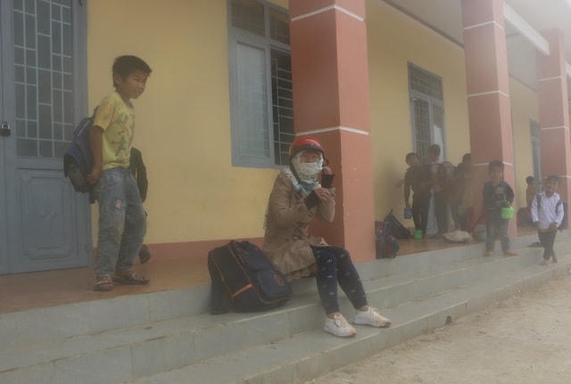 Đi xe máy gần 2 tiếng mới đến lớp học, điểm trường vẫn còn mù mịt sương mù.  