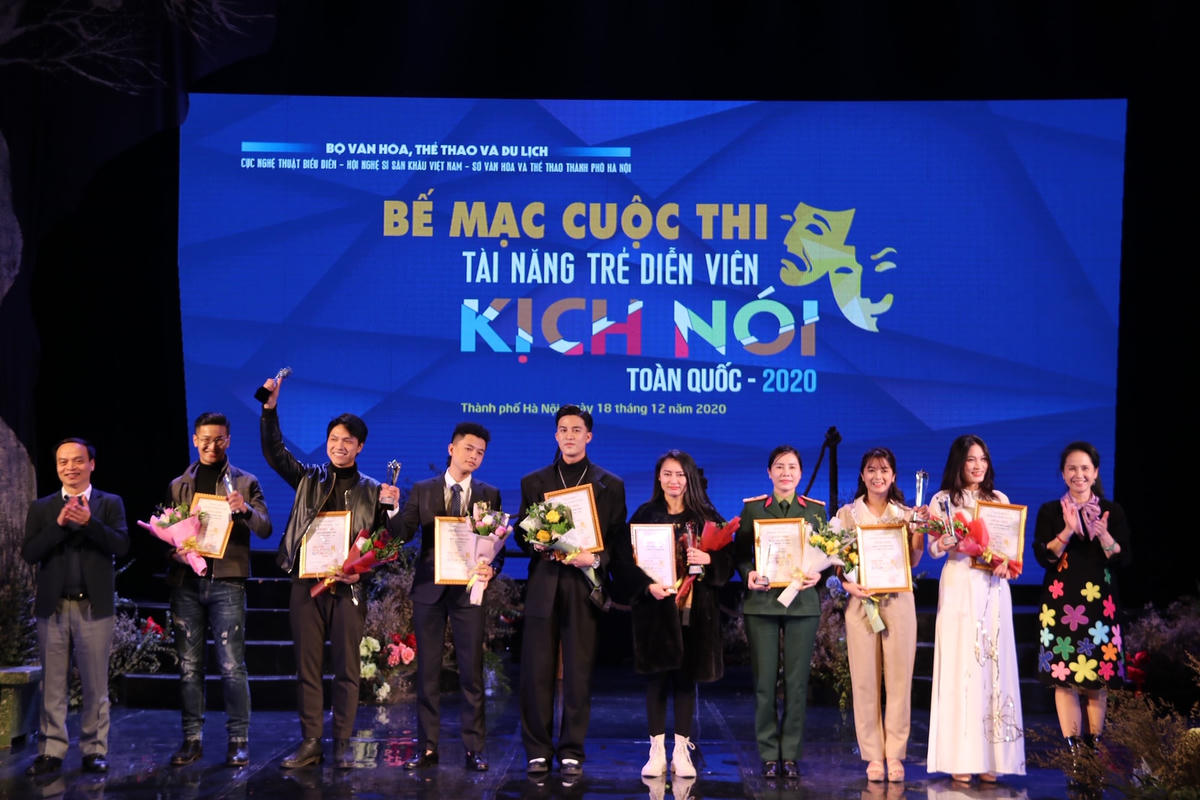 Trao HCB cho các Tài năng trẻ diễn viên kịch nói.