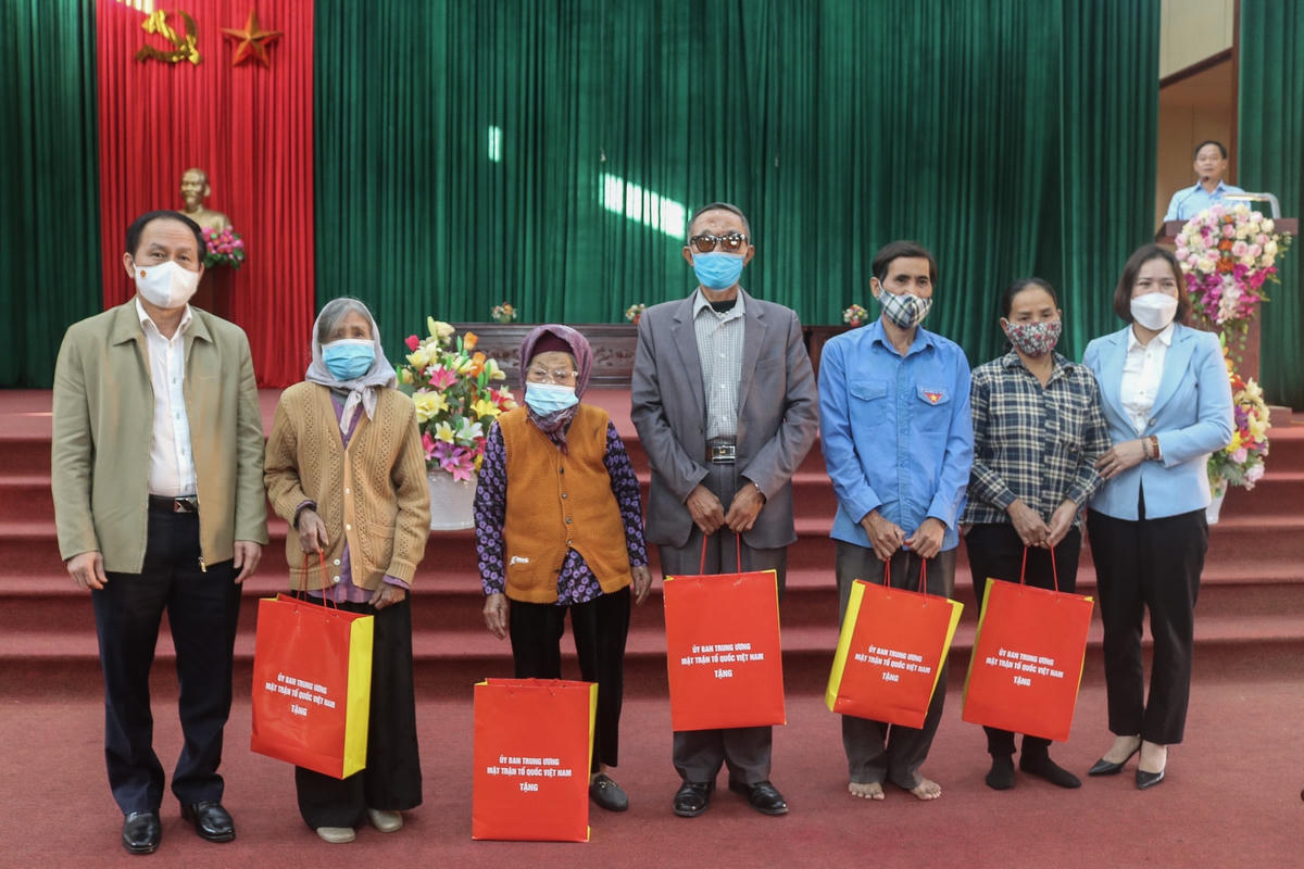 Phó Chủ tịch - Tổng Thư ký Lê Tiến Châu trao quà cho các gia đình chính sách, hộ nghèo trên địa bàn huyện Khoái Châu.