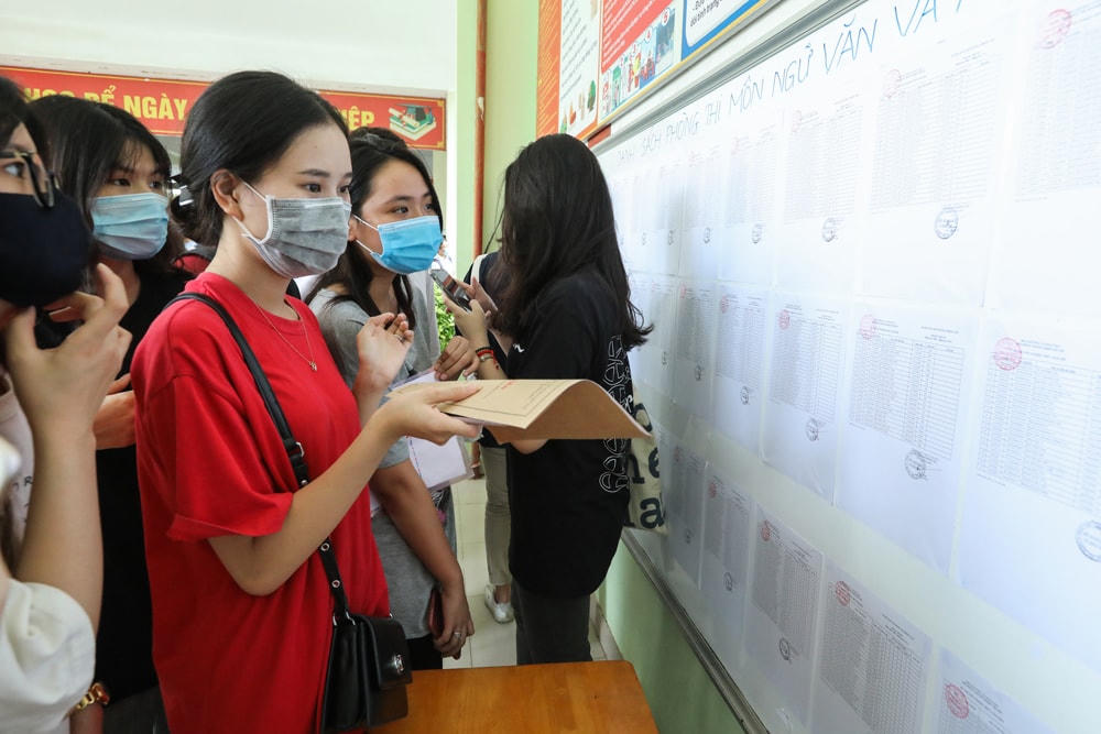 Kiểm tra lại tên mình trong danh sách thí sinh dự thi.