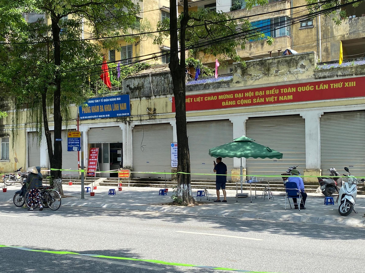 21h ngày 27/7, sau khi nhận thông tin, UBND phường đã ra thông báo tạm thời phong toả ngách 15 ngõ Gốc Đề, phường Hoàng Văn Thụ; tổ chức phun khử khuẩn toàn bộ khu vực.
