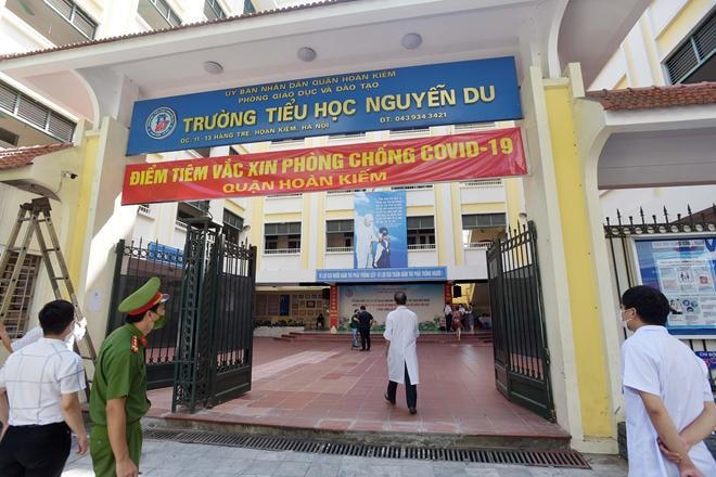  Một trong những điểm tiêm vaccine trên địa bàn TP Hà Nội. 