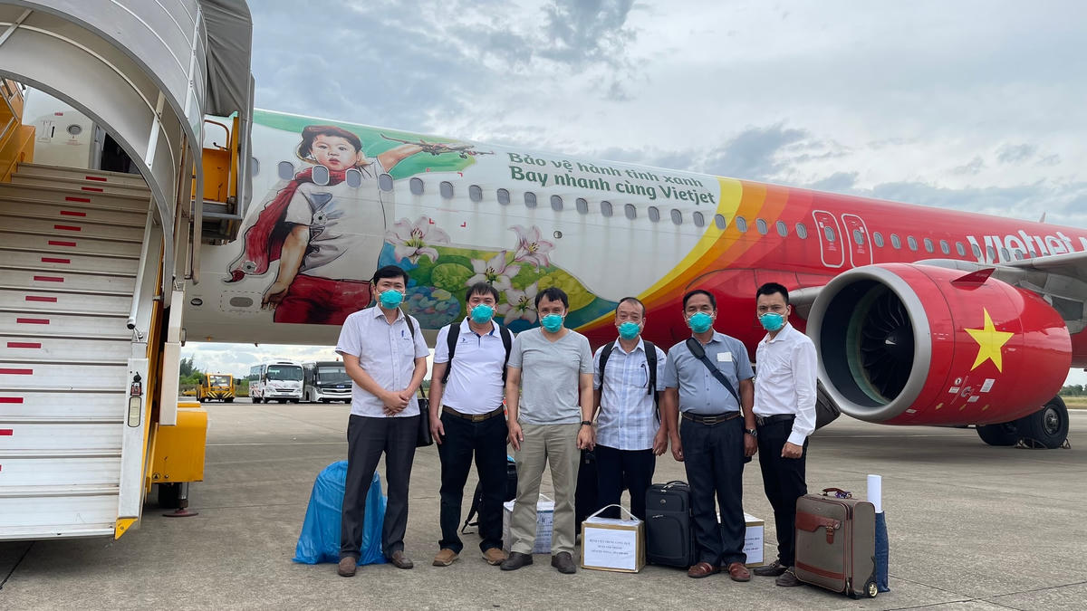GS TS Phạm Như Hiệp (thứ 3 từ trái sang) cùng một số cán bộ, bác sĩ, kỹ sư lên đường vào TP Hồ Chí Minh để xây dựng, thiết lập hoạt động của Trung tâm Hồi sức Covid-19 Trung ương Huế.