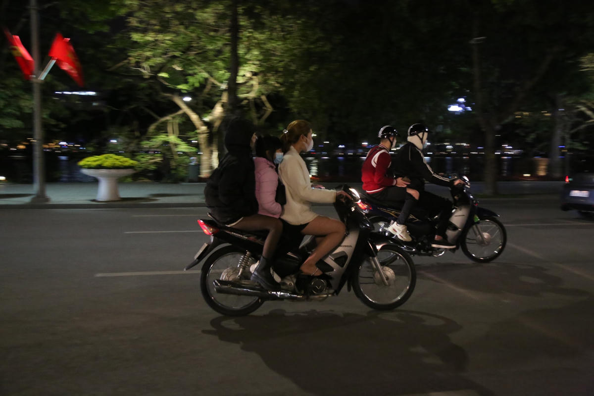 Tuy nhiên, nhiều phương tiện tham gia giao thông chở quá số lượng người, không đội mũ bảo hiểm gây mất an toàn giao thông.