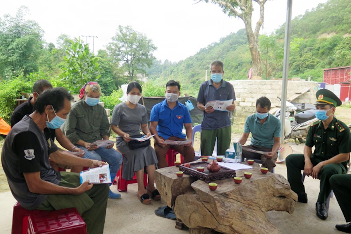 Cán bộ Mặt trận cơ sở huyện Hạ Lang tuyên truyền, vận động bà con thực hiện chủ trương, chính sách của Đảng.