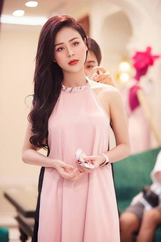 Cô “Minh hung hãn” của “Hướng dương ngược nắng”, diễn viên Lương Thu Trang kêu gọi mọi người cố gắng trong “những ngày làm việc tại nhà” vì Covid-19.
