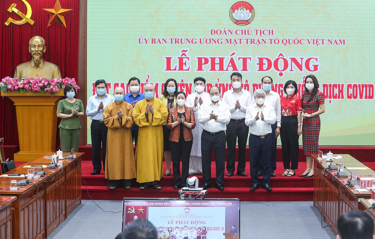 Chủ tịch nước Nguyễn Xuân Phúc, Chủ tịch UBTƯ MTTQ Việt Nam Đỗ Văn Chiến chụp ảnh lưu niệm cùng các cơ quan, tổ chức, doanh nghiệp, nhà hảo tâm.