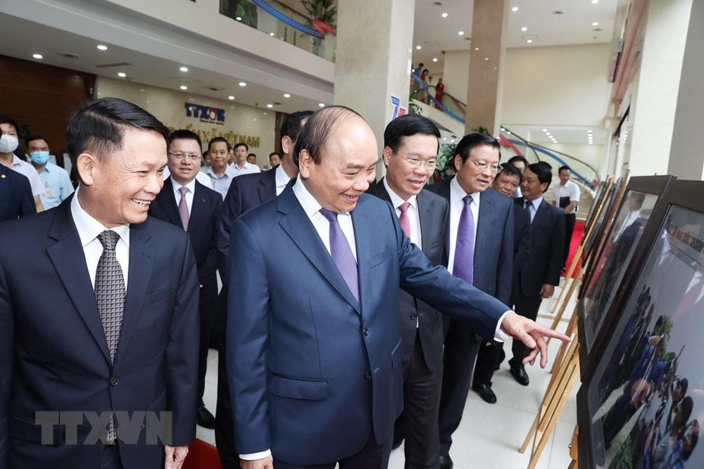 Thủ tướng Nguyễn Xuân Phúc và các đại biểu tham quan Trưng bày ảnh 75 năm TTXVN - Dòng thông tin chính thống không bao giờ ngừng chảy nhân dịp Kỷ niệm 75 năm Ngày thành lập Thông tấn xã Việt Nam (15/9/1945-15/9/2020). (Ảnh: Thống Nhất/TTXVN).