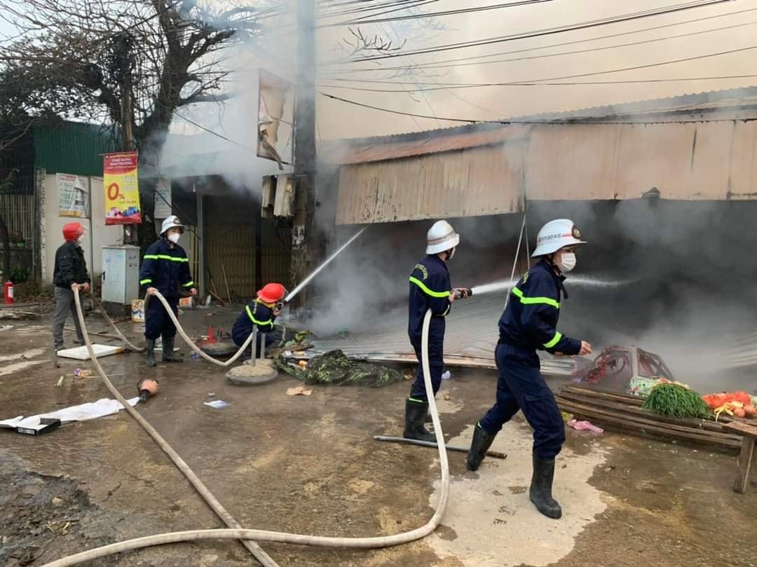 Ngay sau đó, lực lượng chức năng đã khống chế được ngọn lửa.