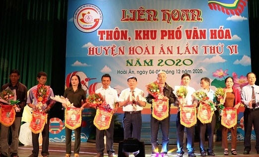 Ban tổ chức trao Cờ lưu niệm, cho các thôn, khu phố về tham dự liên hoan.
