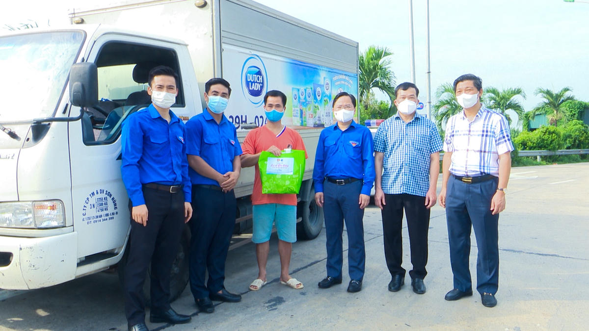 Ông Nguyễn Anh Tuấn, Ủy viên Ban chấp hành Trung ương Đảng, Bí thư thứ nhất Trung ương Đoàn trao hỗ trợ cho huyện Thường Tín và tặng quà cho các lái xe đường dài  