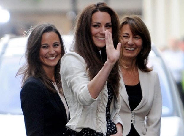 Nữ công tước Kate Middleton luôn xuất hiện nhã nhặn, sang trọng nhờ khéo léo kết hợp hàng hiệu và đồ bình dân.