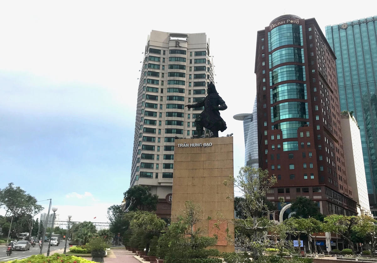 Tượng Trần Hưng Đạo hướng ra sông Sài Gòn được đánh giá là tác phẩm điêu khắc không gian ngoài trời đẹp, và ở một vị trí đẹp.