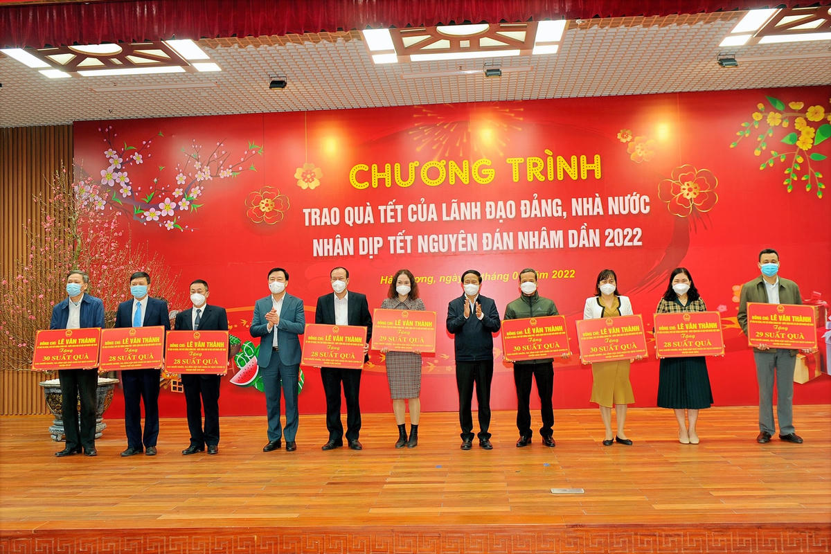 Phó Thủ trướng Chính phủ Lê Văn Thành trao quà Tết của lãnh đạo Đảng, Nhà nước cho các gia đình chính sách, người nghèo, người lao động có hoàn cảnh khó khăn chịu ảnh hưởng do dịch bệnh Covid-19 tại tỉnh Hải Dương.