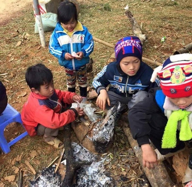 Các thầy giáo ở Cao Sơn ngày nào cũng phải đốt sẵn một đống lửa để cho học sinh đến sưởi.  