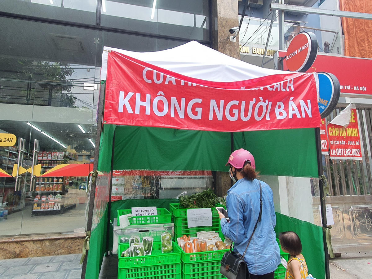 Sự xuất hiện của những gian hàng không người bán này thu hút sự chú ý của nhiều người dân. Chị Trần Thu Hà (Triều Khúc - Thanh Xuân) cho biết, gian hàng này đã được dựng tại đây vài ngày ngay, chị cùng nhiều người dân tại đây cũng đã đến mua hàng. Theo đó, mức giá dành cho các loại thực phẩm ở đây đều được đánh giá là hợp lí, vừa với túi tiền người dân.