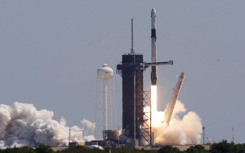SpaceX đã sử dụng tên lửa Falcon 9 để phóng 49 vệ tinh Starlink vào quỹ đạo từ Florida. Ảnh: Reuters.