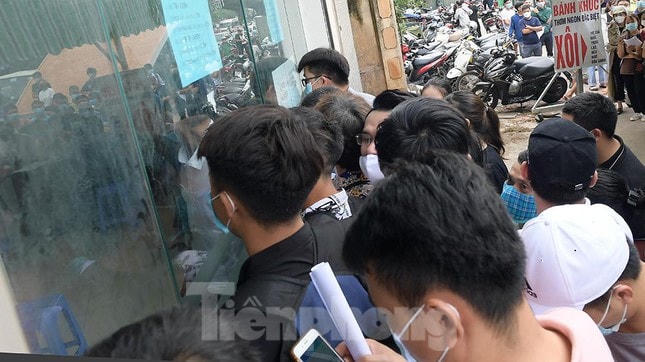 Đông nghịt người chen lấn chờ xét nghiệm Covid-19 tại Hà Nội