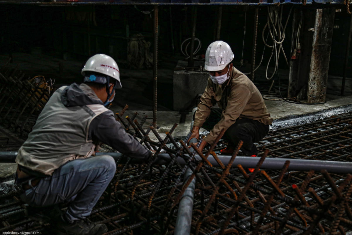 Anh Nguyễn Văn Kỳ, Đội trưởng đội thi công cho biết: “Trước khi hợp long đơn vị thi công sẽ đưa xe đúc ra vị trí hợp long. Sau đó neo ván khuôn treo vào xe đúc gông các vị trí hai bên bê tông, bằng hệ thống gông chữ X. Việc trụ neo trên mặt này sẽ khiến hai bên bê tông cố định không bị vặn, đảm bảo đúng vị trí, đúng tim cầu”.