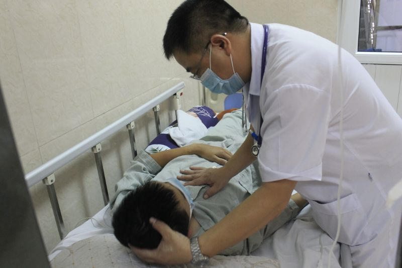 Bác sĩ BV E chăm sóc cho bệnh nhân.