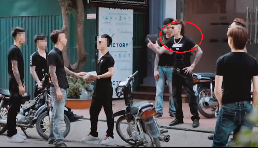 Những video của Khá "Bảnh" thường có nội dung bạo lực, giang hồ. Ảnh chụp màn hình.