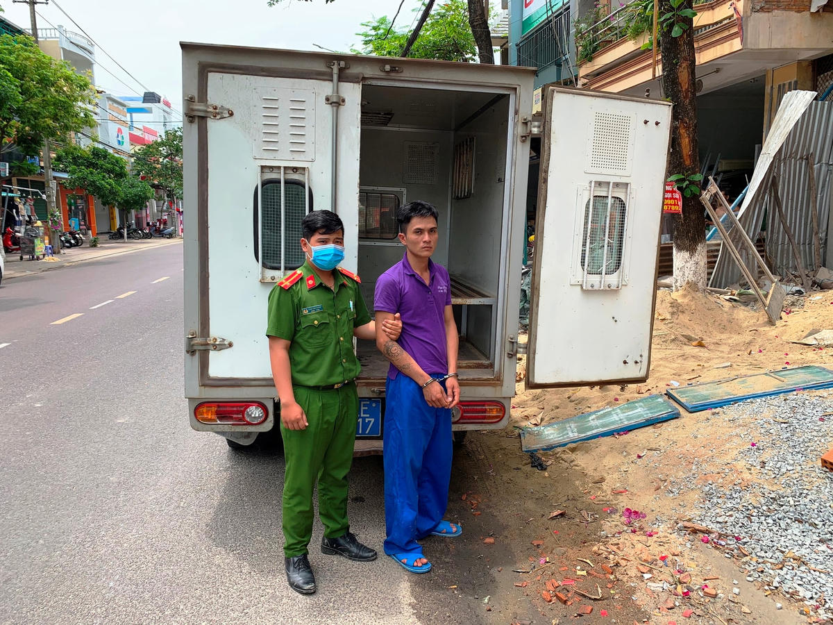 Lực lượng Công an áp giải đối tượng Thương.