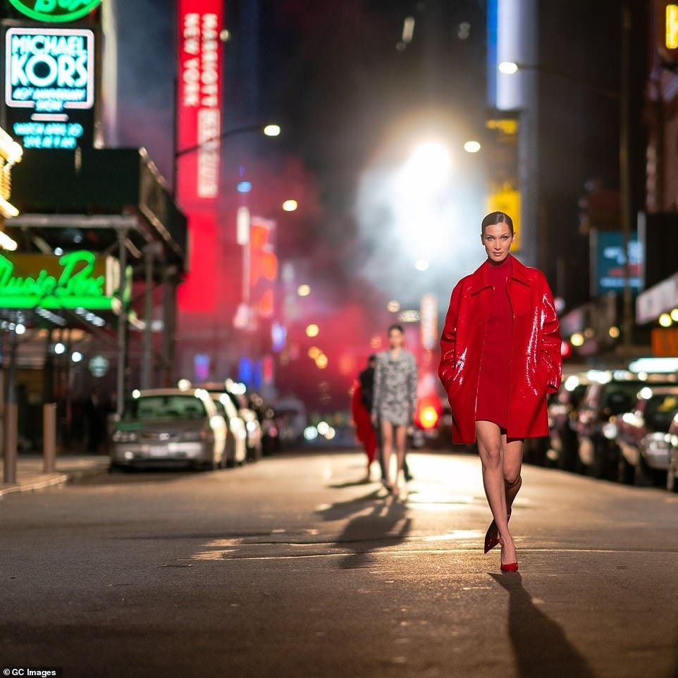 Show thời trang ấn tượng này diễn ra ngay trước cửa sân khấu kịch nổi tiếng Broadway.