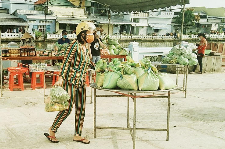 Các hộ dân đến đây được hỗ trợ nhiều nhu yếu phẩm để duy trì qua những ngày giãn cách. 