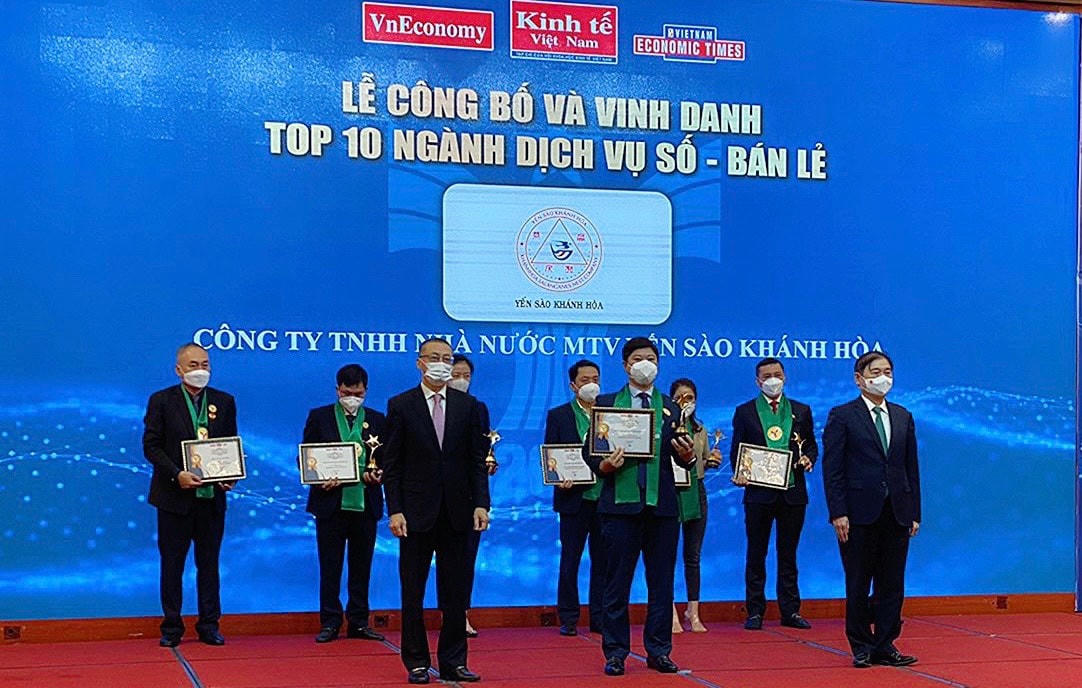 Công ty Yến sào Khánh Hòa nhận giải thưởng.