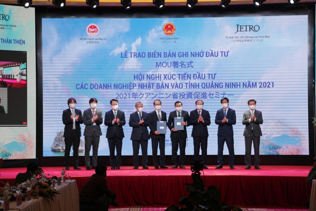 Đại diện Tập đoàn Amata tại Quảng Ninh và đại diện Tập đoàn KDDI (Nhật Bản) trao biên bản ghi nhớ hợp tác. Ảnh: Minh Hà.