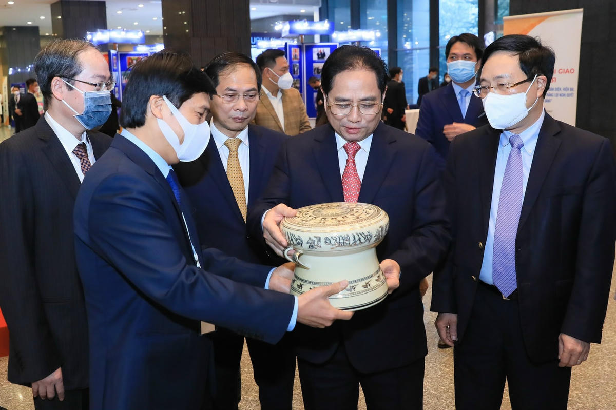 Thủ tướng Phạm Minh Chính và các đại biểu thăm triển lãm tại Hội nghị Ngoại giao 31. Ảnh: Quang Vinh.