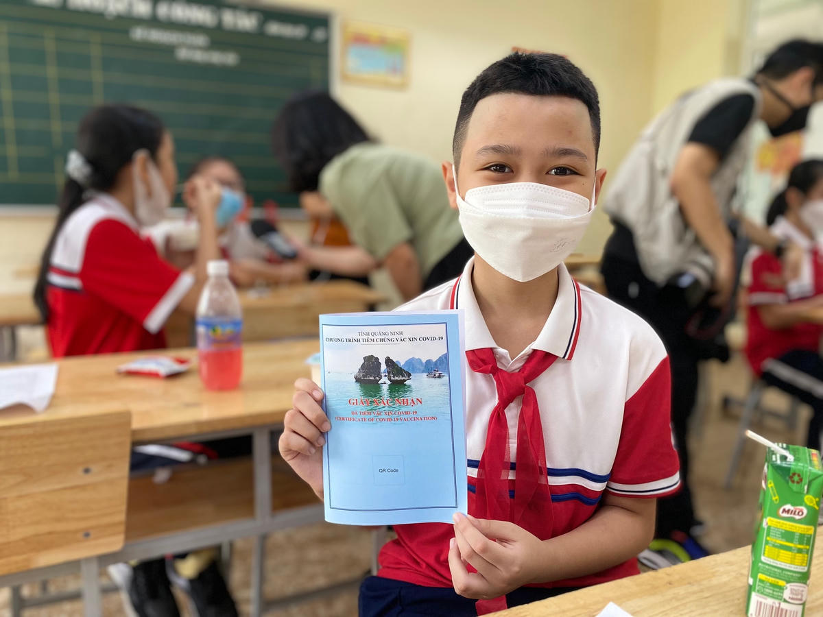 Em Bùi Tiến Minh, học sinh lớp 6A2, trường THCS Trần Quốc Toản bày tỏ sự phấn khởi sau khi nhận được Giấy chứng nhận đã tiêm vaccine phòng Covid-19.