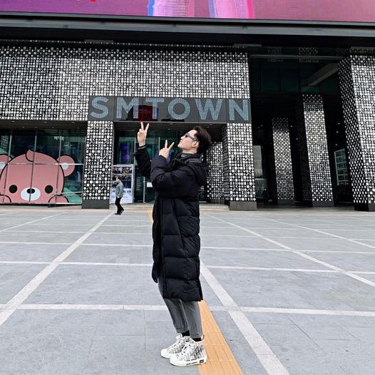 Ali Hoàng Dương tự hỏi vui: “Nếu được vào công ty SM TOWN thì Ali sẽ là thành viên nhóm nhạc nào ta”.
