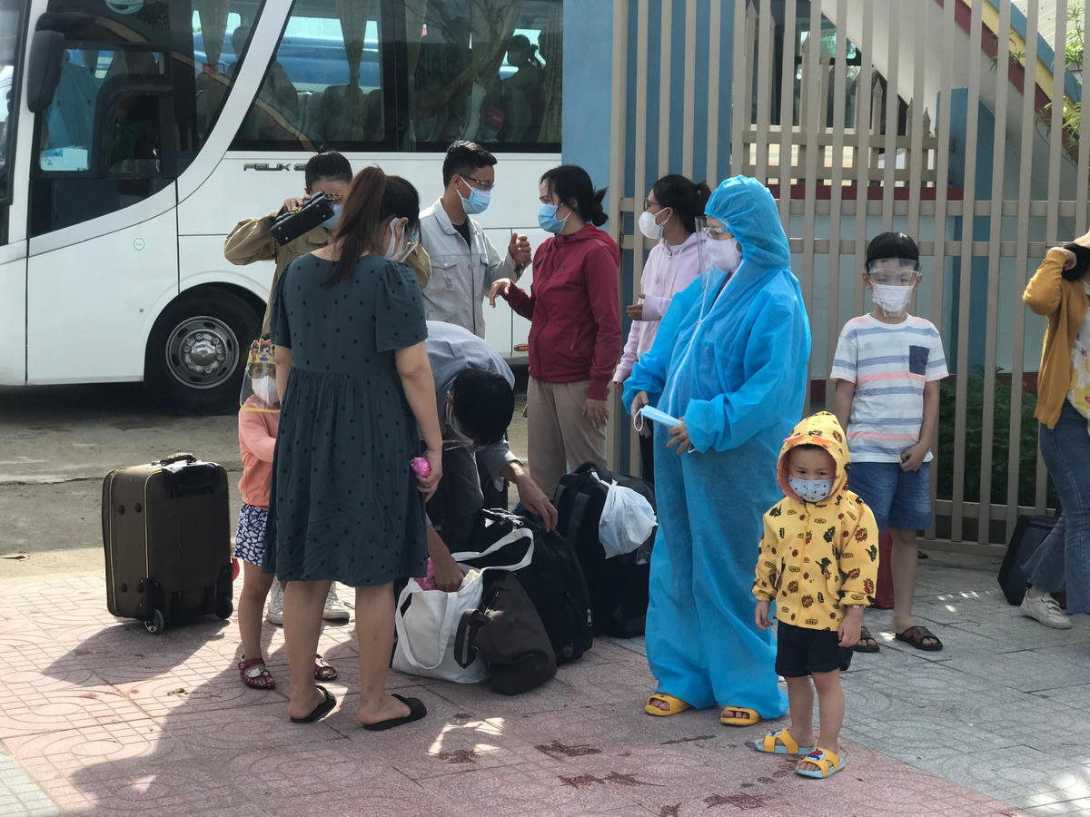 Những "công dân nhí" trở về trên chuyến tàu yêu thương.