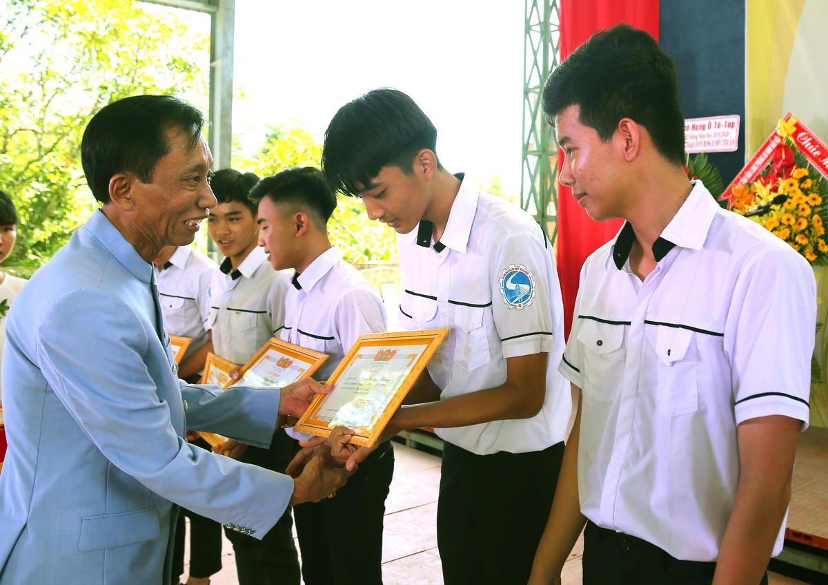 Hiệp sĩ Đại Thánh giá Lê Đức Thịnh trao giấy khen cho các học sinh đạt thành tích xuất sắc trong học tập.