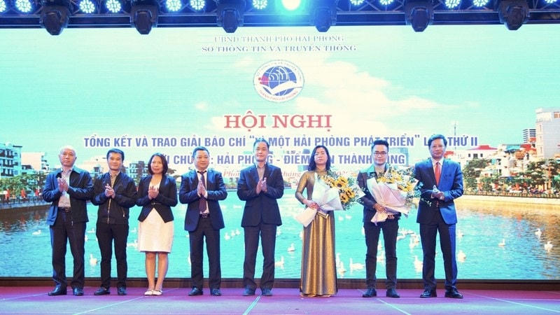 Các nhóm tác giả đoạt giải A Giải Báo chí “Vì một Hải Phòng phát triển”.