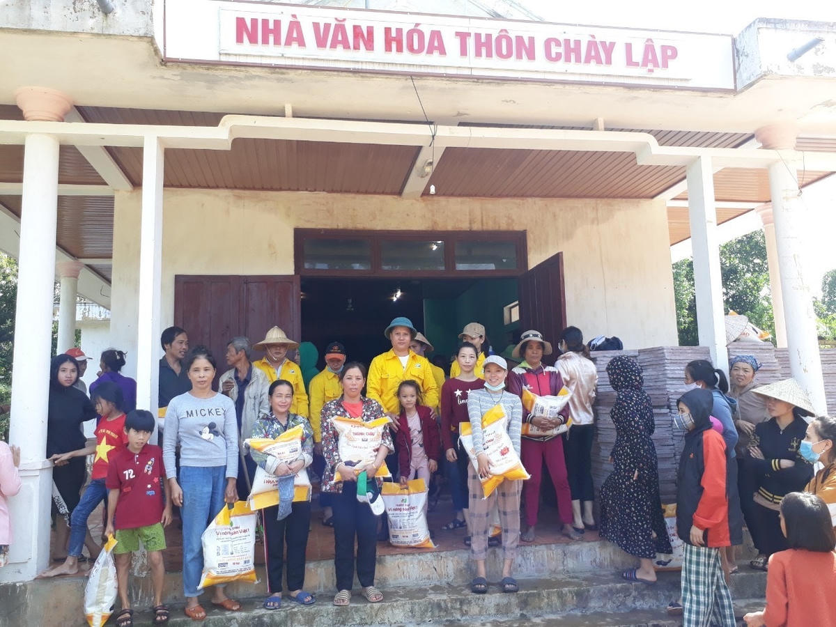 Tập đoàn và những người bạn đã cứu trợ hơn 20.000 suất quà cho người dân vùng lũ; cùng 4 tỷ tiền mặt để giúp dân tái thiết sau lũ. 