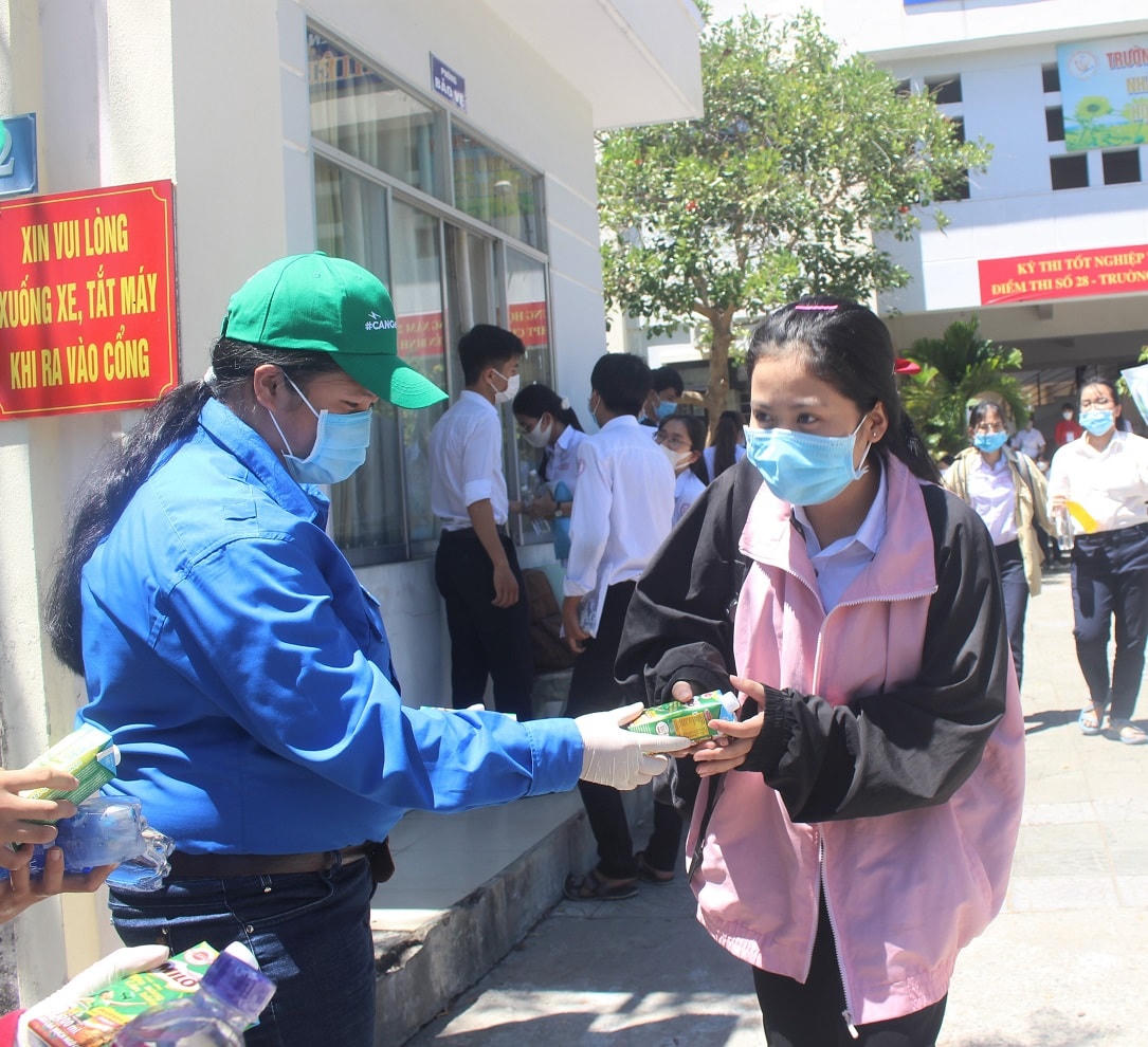 Các tình nguyện viên tặng nước, sữa cho thí sinh