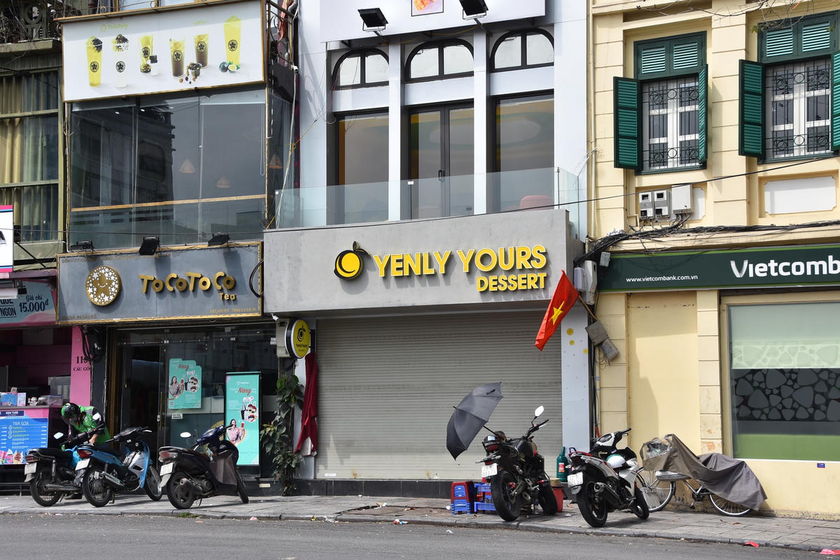 Số liệu của Bộ Y tế, số ca nhiễm trong ngày 7/3 của Hà Nội lên đến hơn 32.000 ca. F0 tăng kỉ lục làm hoạt động kinh doanh, sản xuất gặp nhiều khó khăn. Nhiều cửa hàng trên "đất vàng" phố cổ đóng cửa im lìm suốt thời gian dài. 