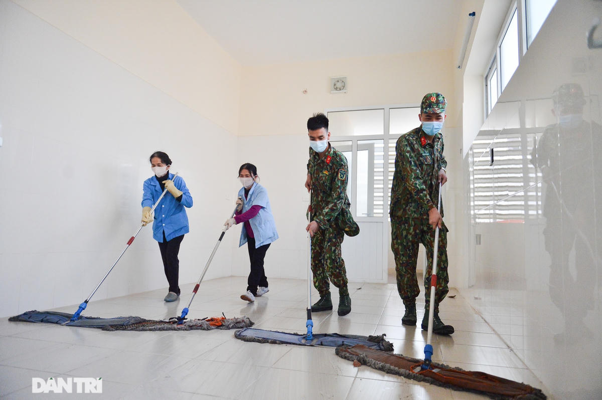 Các chiến sĩ công binh cùng nhân viên phục vụ làm công tác dọn dẹp vệ sinh các phòng điều trị, khu vực hành lang, khu đón tiếp... của bệnh viện.  