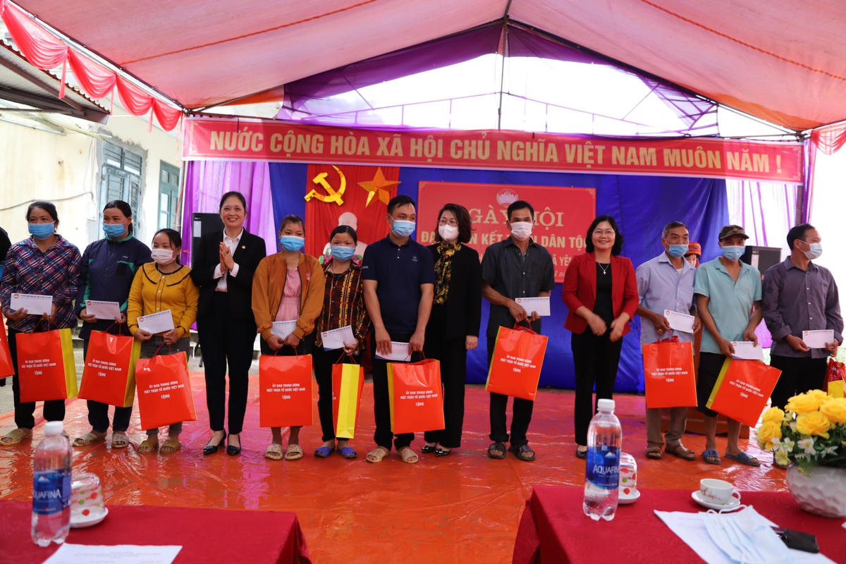Những phần quà đại đoàn kết được trao đến tận tay bà con trong thôn.