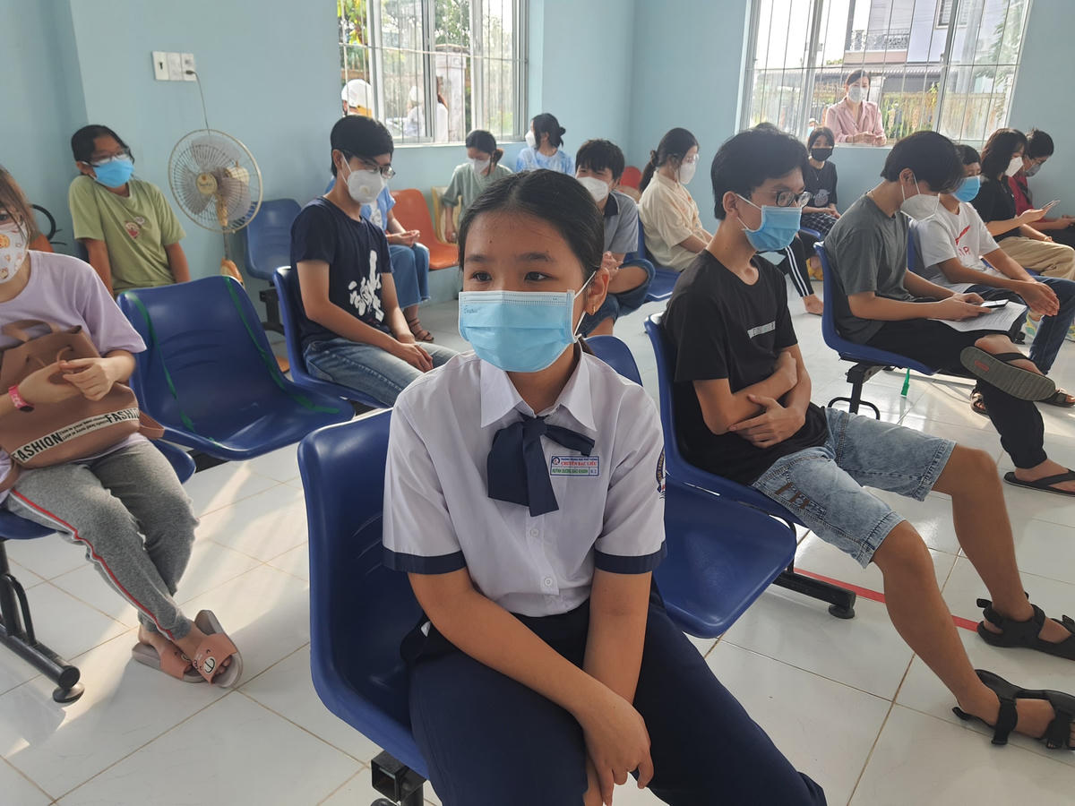 Học sinh phấn khởi an tâm hơn sau khi được tiêm vaccine.