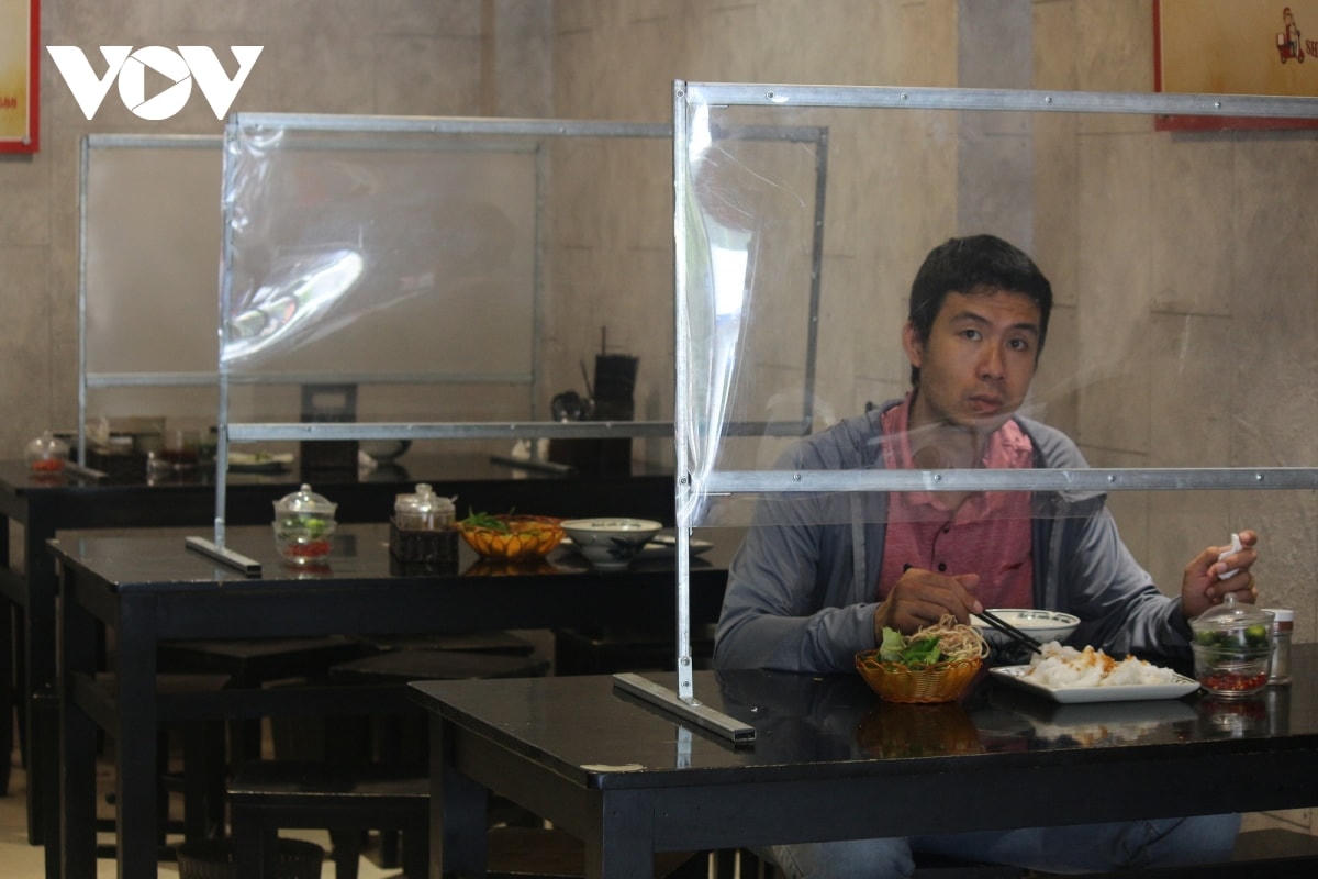 Theo quan sát của PV, các cơ sở dịch vụ ăn uống trong nhà đều đảm bảo thực hiện phòng, chống dịch Covid-19. 