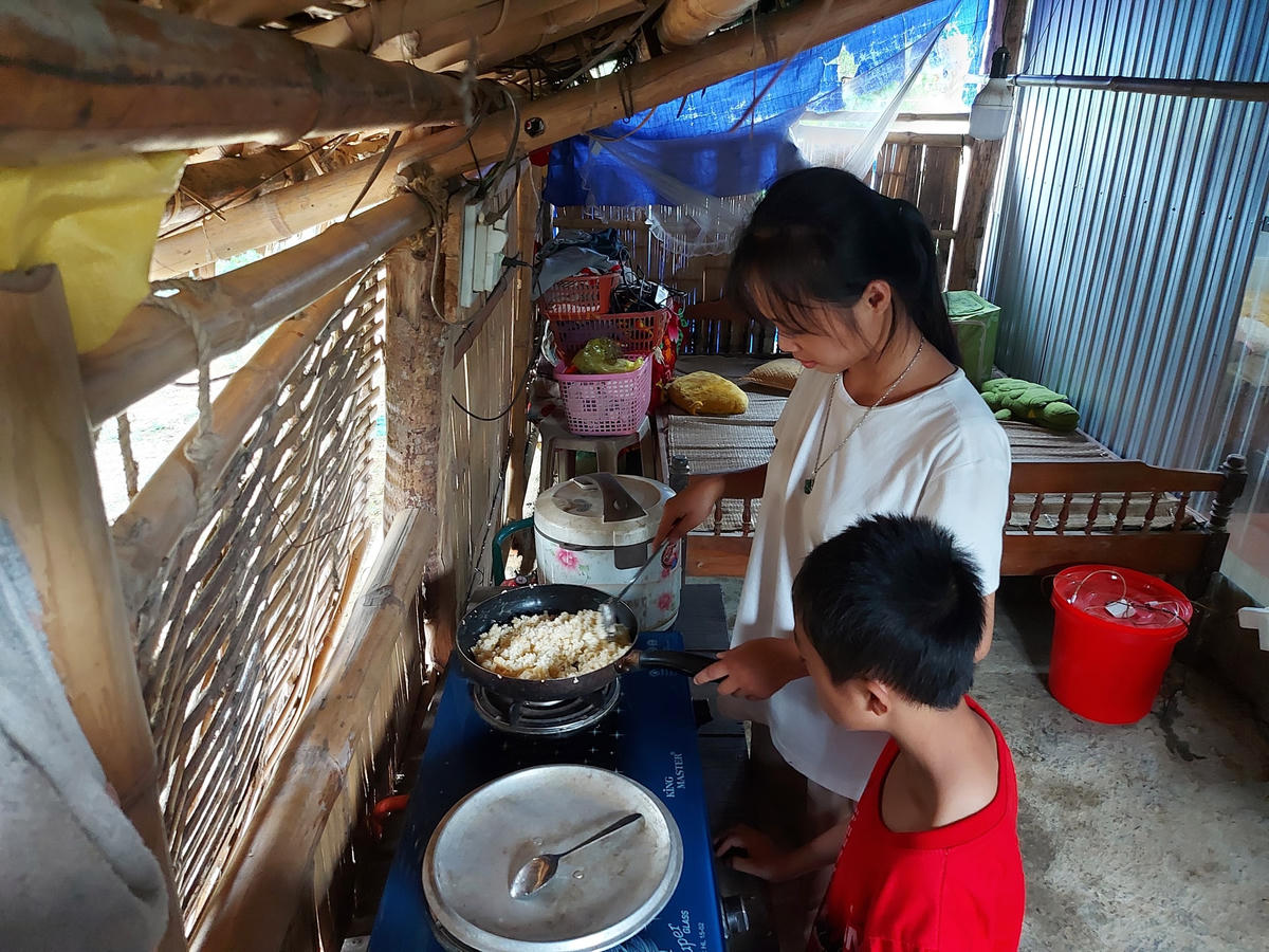 Bữa chiều của gia đình Thuận chỉ có chảo cơm rang cùng ít rau luộc.