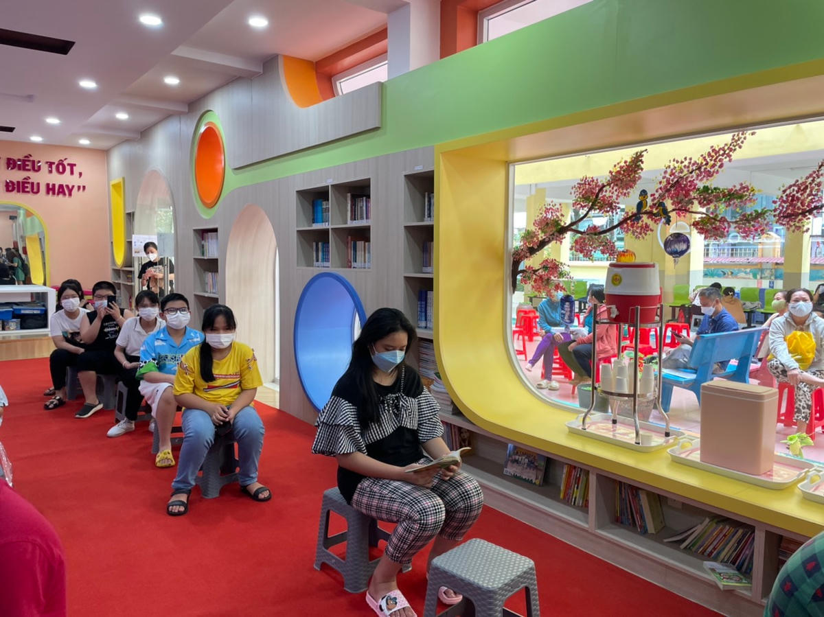 Học sinh chờ tiêm vaccine Covid-19, sáng ngày 16/4.