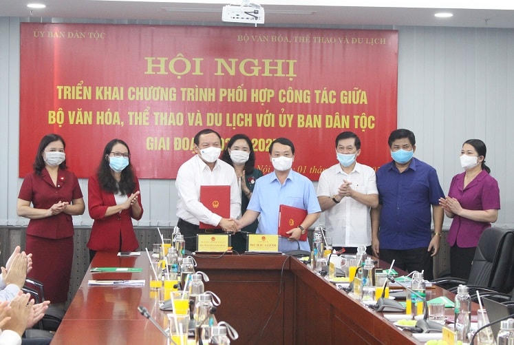Bộ trưởng, Chủ nhiệm UBDT Hầu A Lềnh, Bộ trưởng Bộ VHTTDL Nguyễn Văn Hùng ký kết Chương trình phối hợp công tác giữa hai cơ quan giai đoạn 2021-2025.
