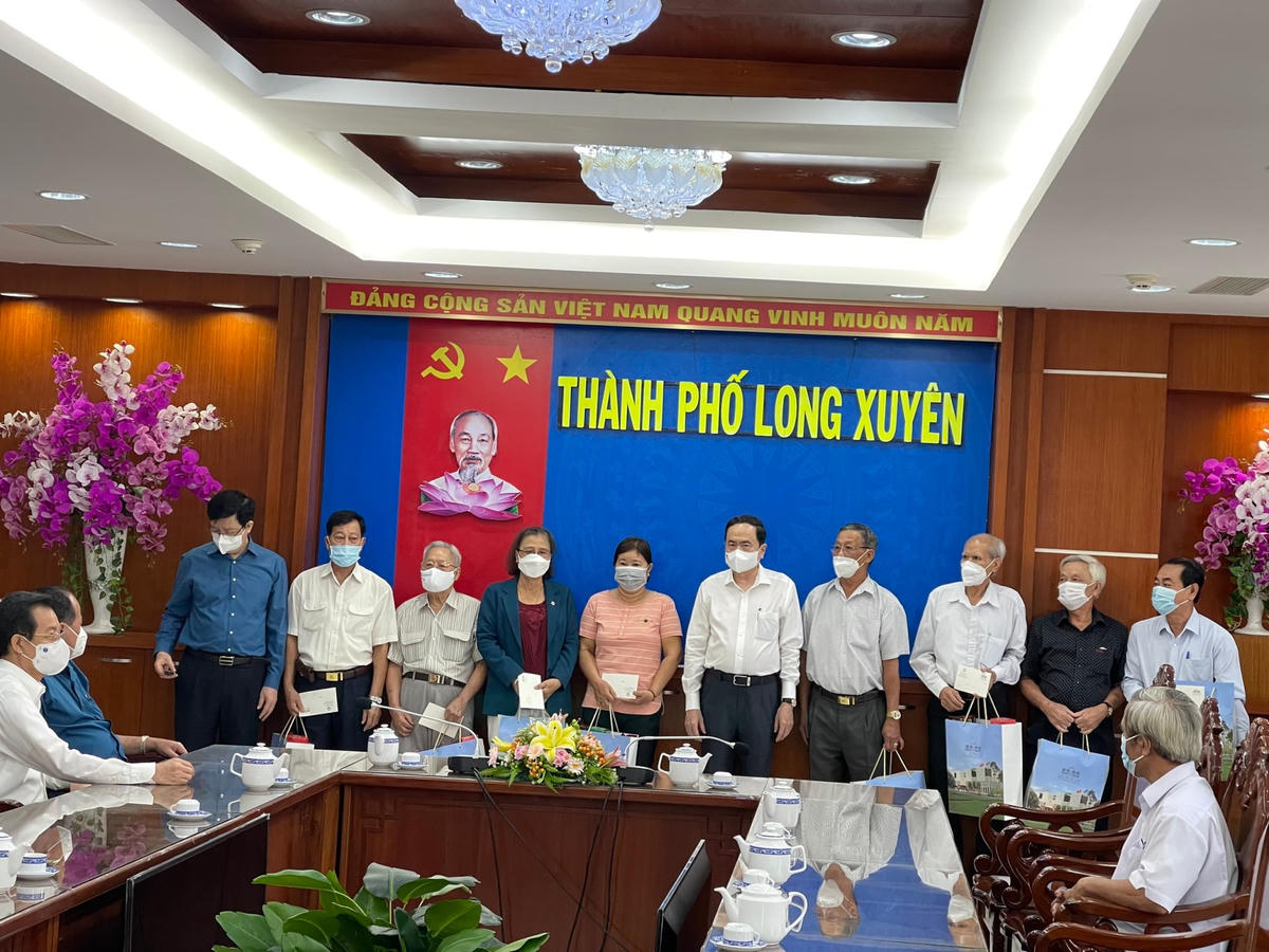 Phó Chủ tịch Thường trực Quốc hội Trần Thanh Mẫn và Phó Trưởng ban Thường trực Ban Tổ chức Trung ương Mai Văn Chính tặng quà các gia đình chính sách TP. Long Xuyên.