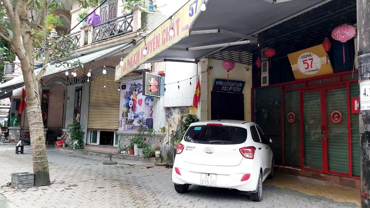 Thậm chí, nhiều nhà hàng, quán cà phê tạm đóng cửa.