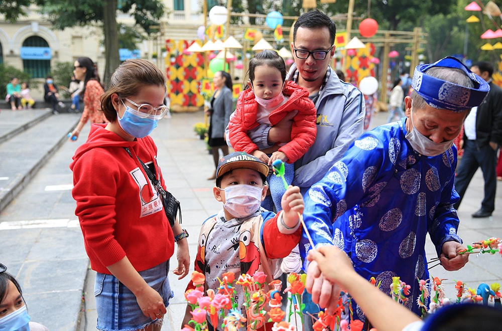 Tò he tái hiện tại lễ hội.