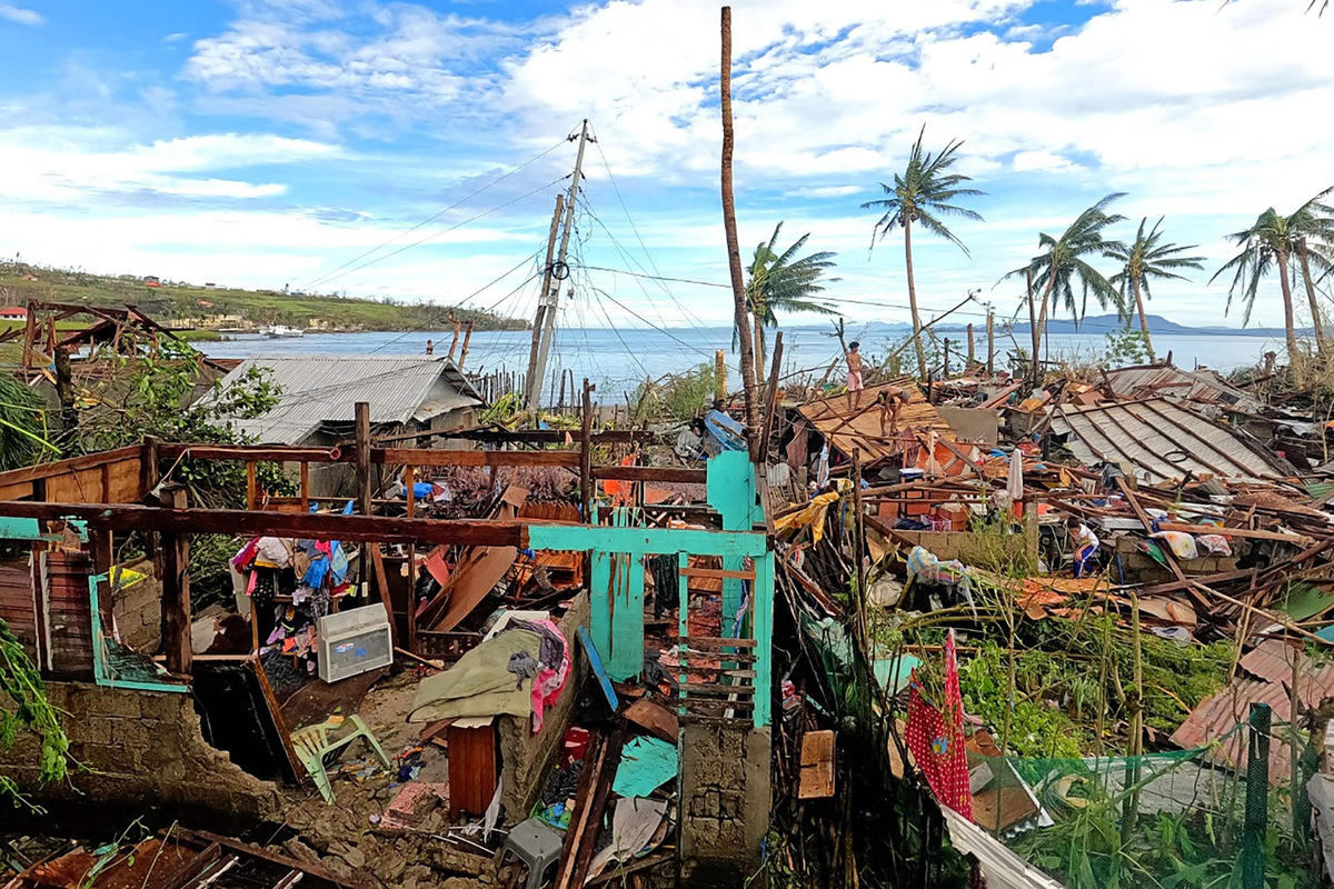 Cơn bão Rai tàn phá Philippines một cách nặng nề. Ảnh: CNN.